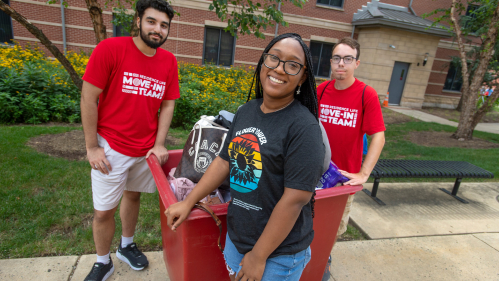 Leudgiana Marcelin (SAS ’27) moves into BEST Hall on the Busch campus with the help of Residence Life Move In Team members