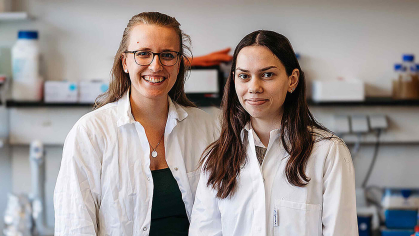 Doctoral student Catharina Gronkowsky (left) stands next to Rutgers student Paola Kotori in a laboratory at Forschungszentrum Jülich.