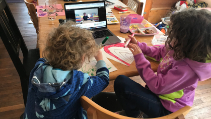 Children watching a Mo Willems illustration tutorial