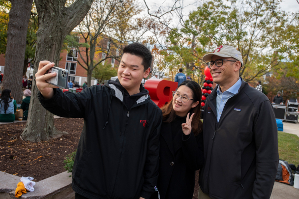 Student selfie with President Holloway