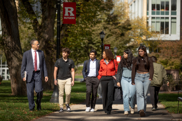 Holloway with students walking to Byrne seminar