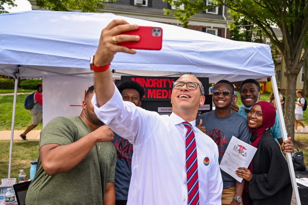 Holloway takes selfie with students 